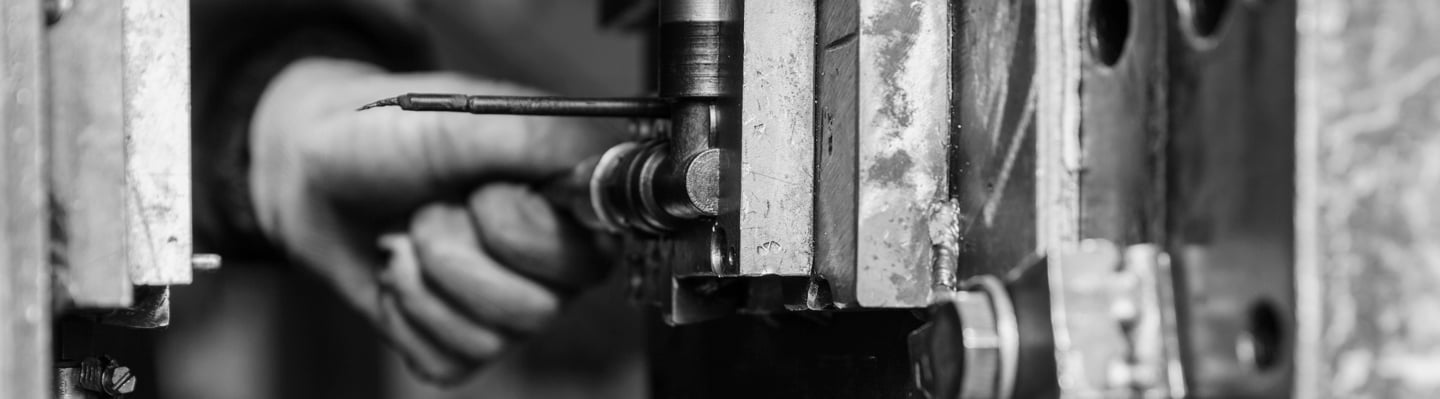 hand putting mold into machine